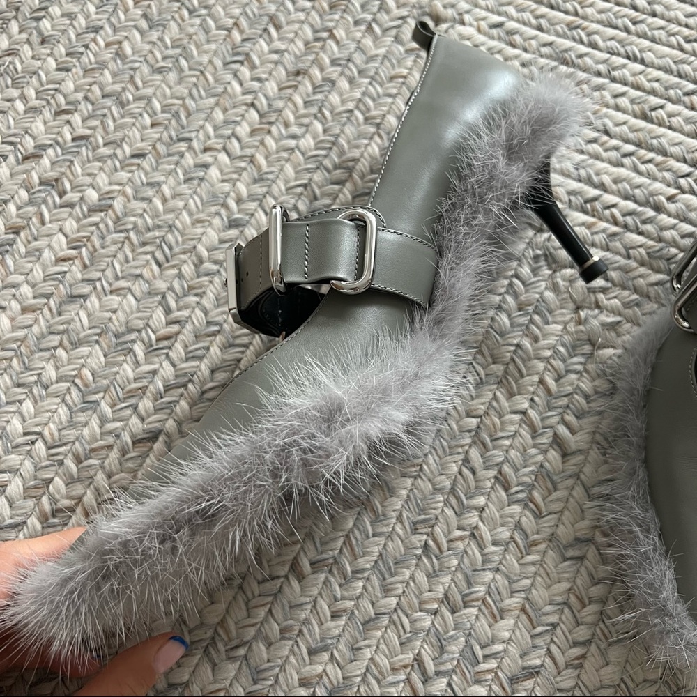 Unique Design Heels - Picture 2 of 5